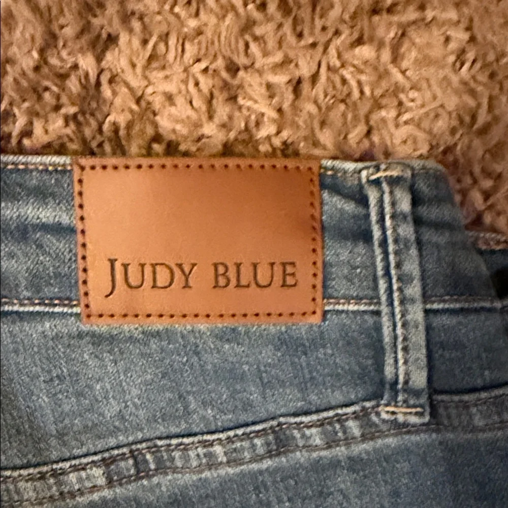 Judy Blue Mid Blue Cropped Wide Leg Ankle Jeans with Frayed Hem - Picture 2 of 5